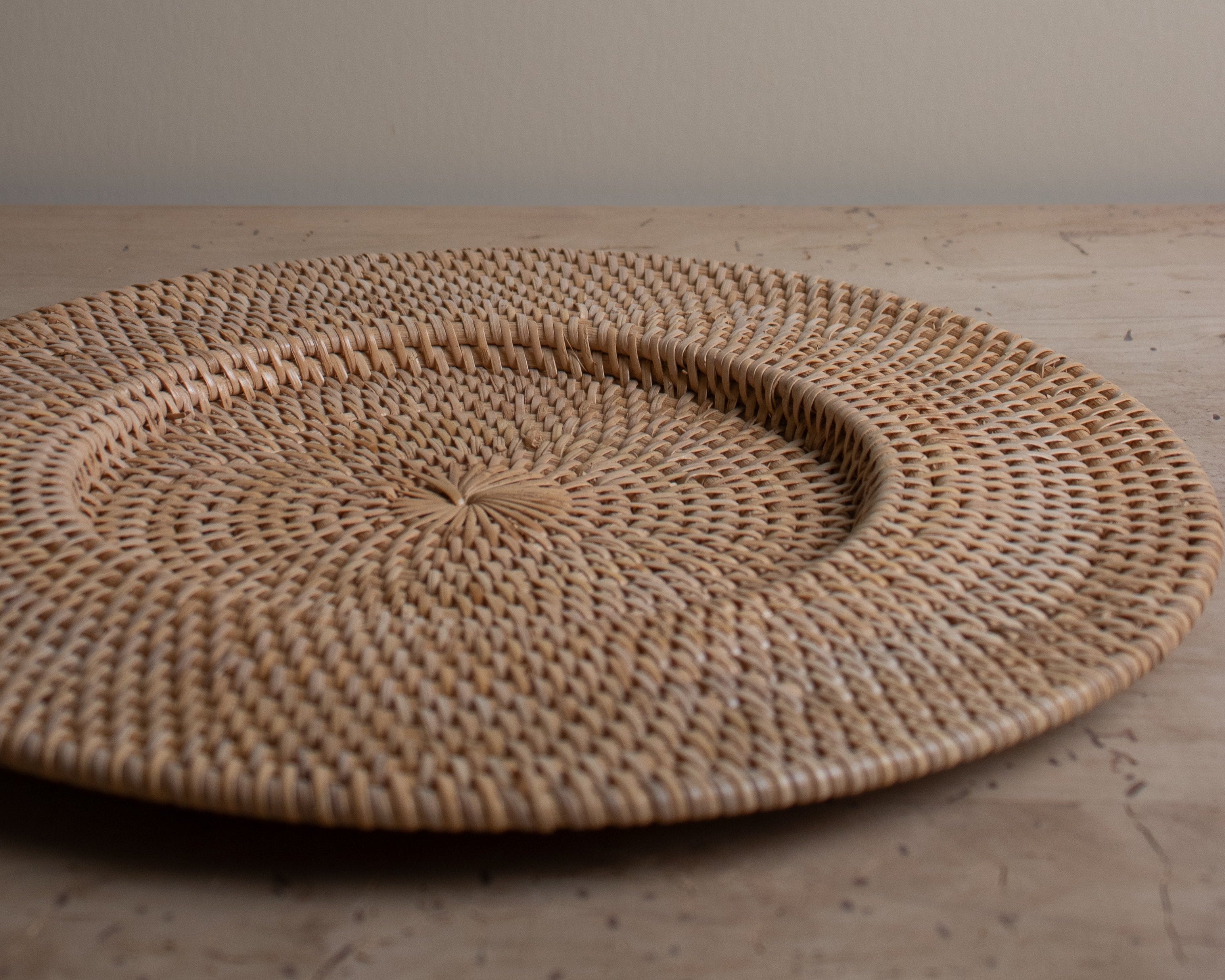 Light woven rattan table plate charger